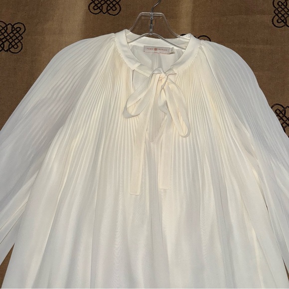 Tory Burch Meryl Ivory Pleated Chiffon Blouse Size 4
Excellente Condition - Picture 6 of 14